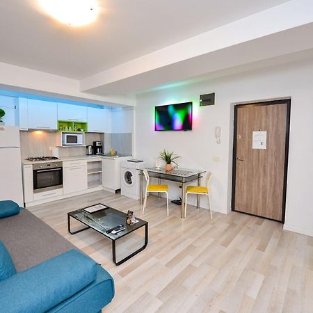 City Center Suite With Terrace Bucarest Esterno foto